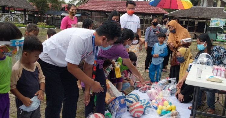 Cegah Narkoba Sejak Dini, BNNK Samarinda Bagikan Puluhan Mainan ke Anak Desa Budaya Pampang
