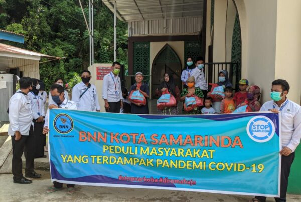 Warga Kurang Mampu dan Petugas Kebersihan Masjid Terima Paket Sembako dari BNN Kota Samarinda