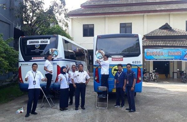 "Ngetrip Asyik Tanpa Narkoba", BNN Kota Samarinda Tempel Stiker Anti Narkotika di Bus